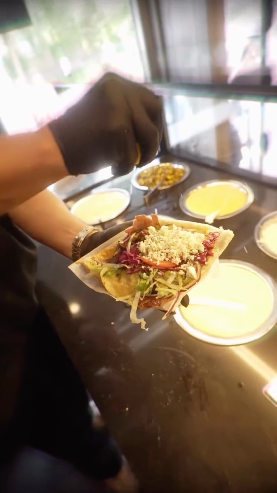 Belegter Döner geht über die Theke