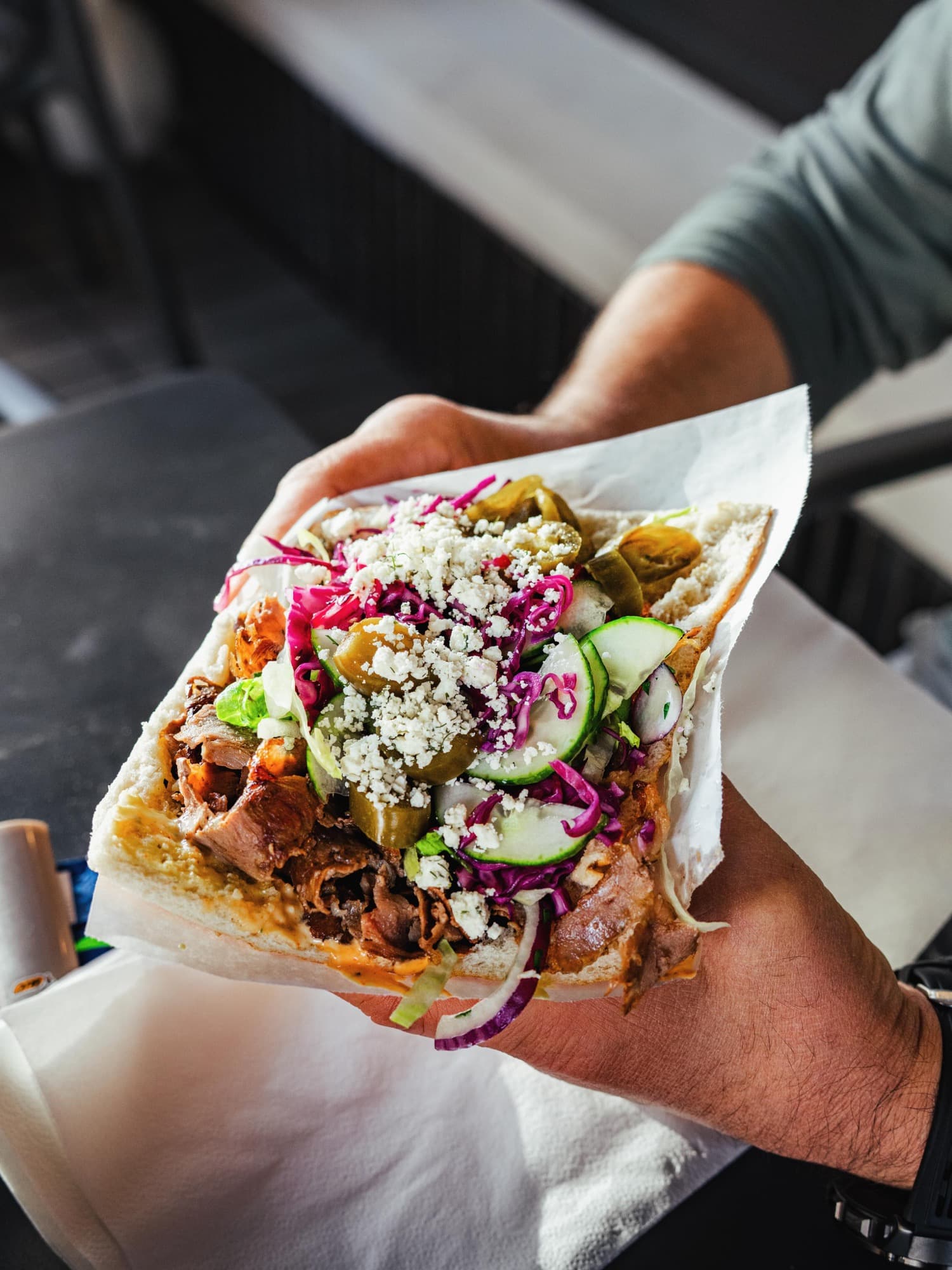 Frisch belegter Döner in der Hand